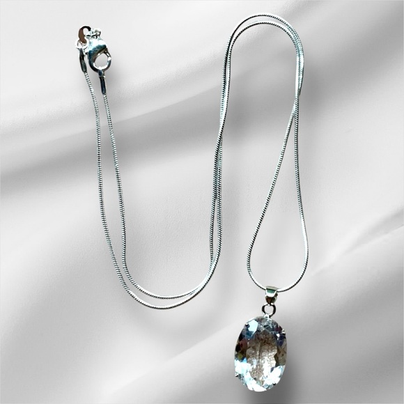 Elegant Silver Necklace with Crystal Pendant - Picture 1 of 2